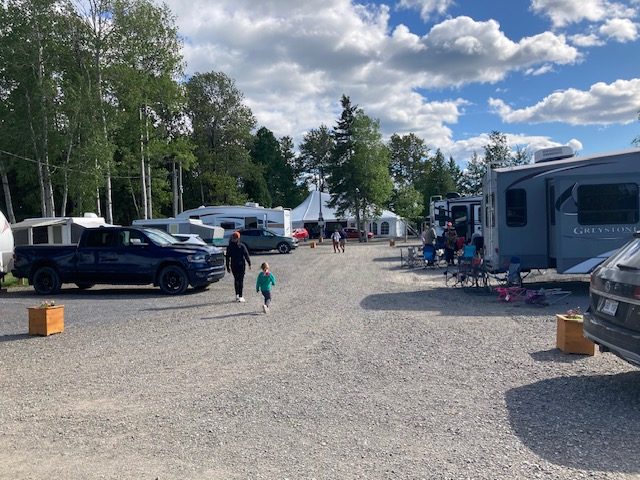 Vie de camping au bord du lac
