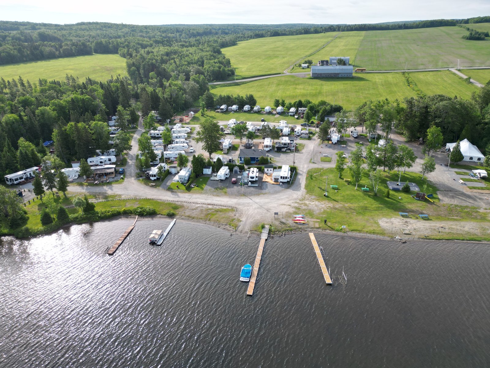 Les quais et la plage vus du lac