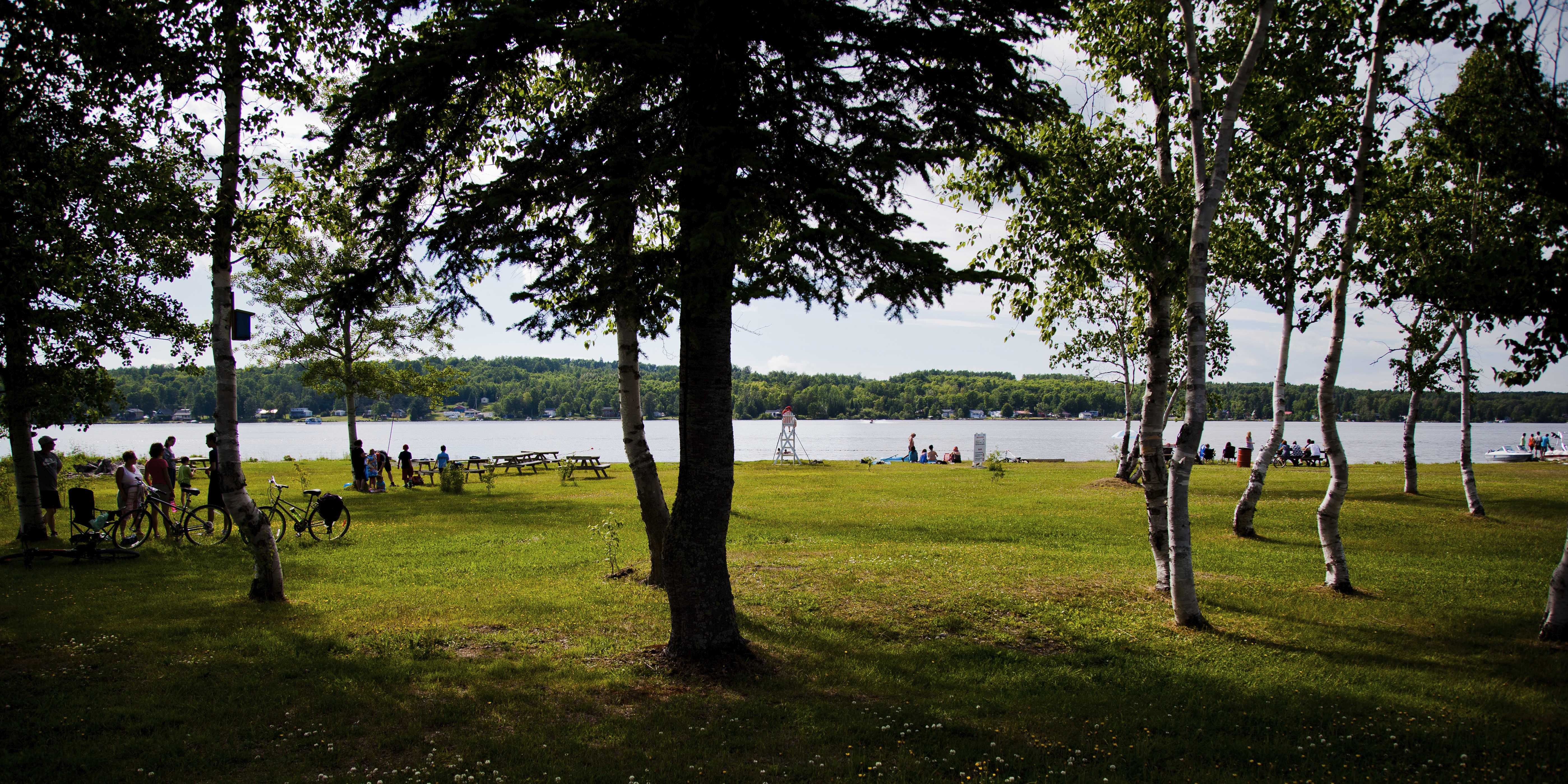 Parc et aire de pique-nique en bord de lac